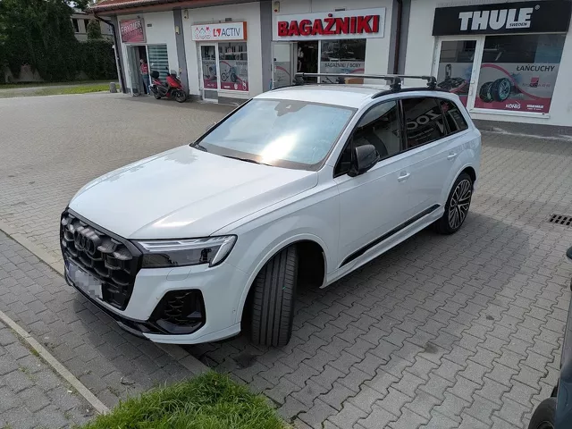 Montujemy bagażnik dachowy do Audi Q7 z relingami zintegrowanymi (2015 - ) Thule Wingabr Edge