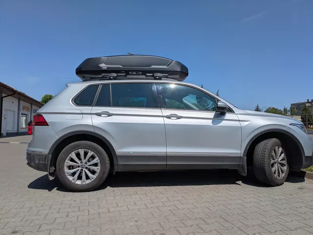 Montujemy box dachowy Thule Force 3 L do Volkswagen Tiguan oraz bagażnik bazowy Mont Blanc Xplore
