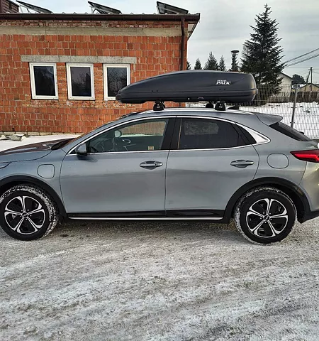 Montujemy Box dachowy Interpack Traxer 5.5 do samochodu Kia X-Ceed z relingami zintegrowanymi