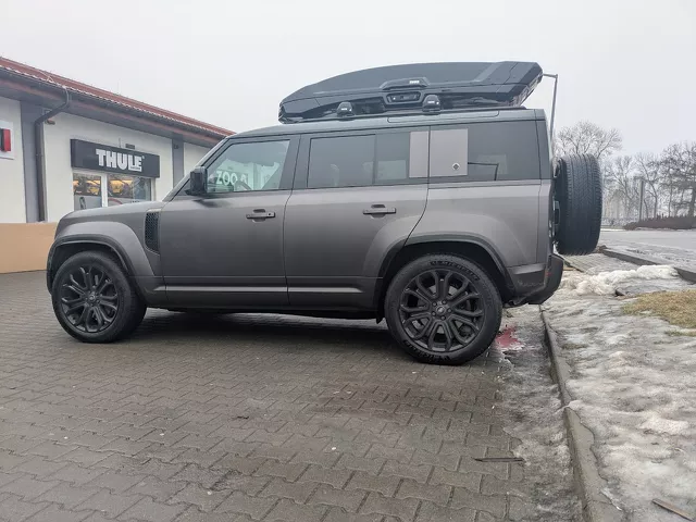 Montujemy Box dachowy Thule Vector L do samochodu Land Rover Defender oraz bagażnik dachowy Thule WIngabr Edge