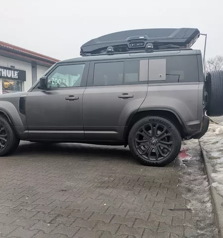 Montujemy Box dachowy Thule Vector L do samochodu Land Rover Defender oraz bagażnik dachowy Thule WIngabr Edge