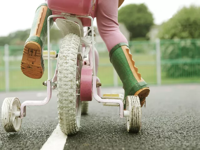 Jak bezpiecznie przewozić fotelik rowerowy, rowerek dziecięcy i hulajnogę w samochodzie?
