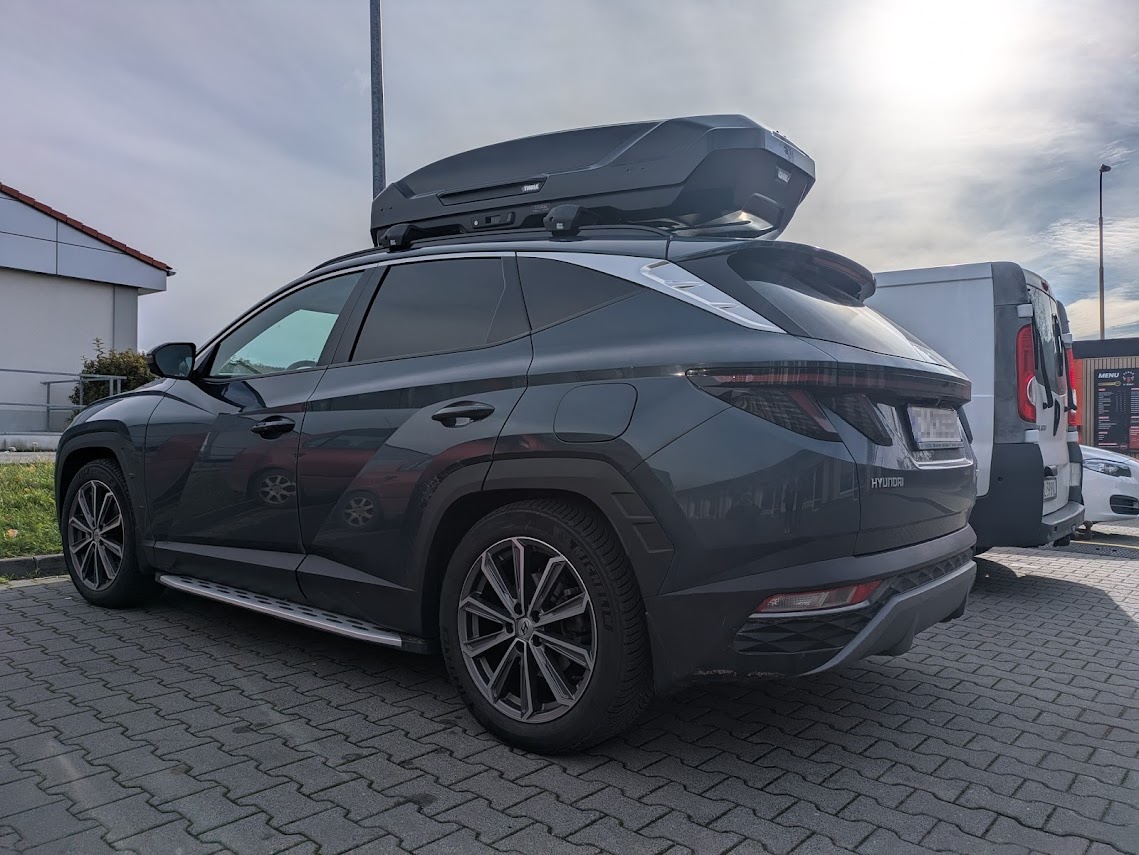 Montaż bagażnika dachowego Mont Blanc Xplore na relingach zintegrowanych Hyundai Tucson NX4
