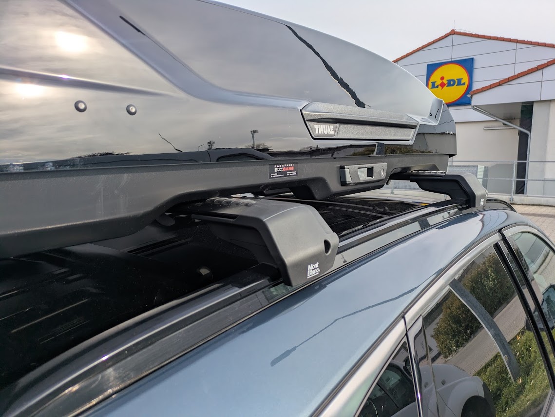 Hyundai Tucson NX4 z zamontowanym zestawem Mont Blanc Xplore 7505-6604 i boxem Thule Motion 3 L
