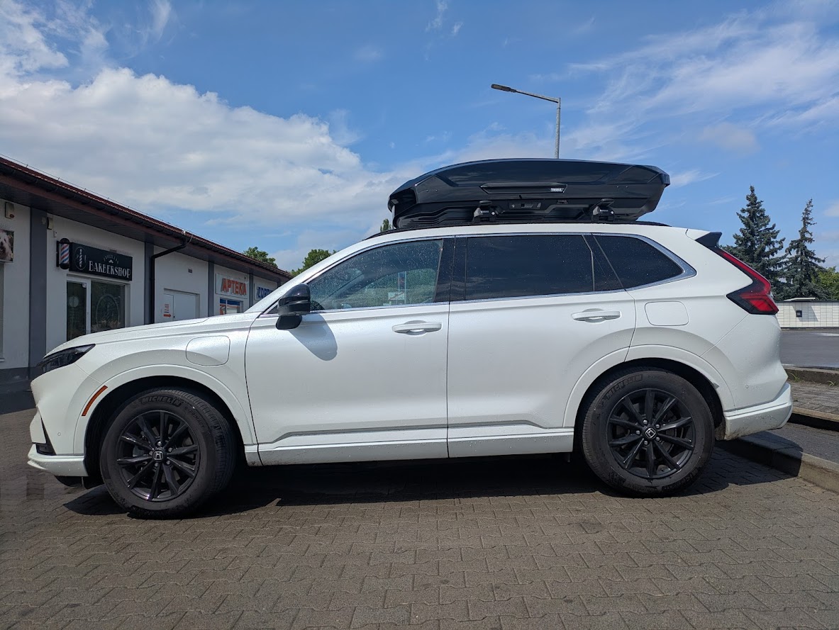 Honda CR-V 2023 z bagażnikiem dachowym Thule WingBar Edge Black i boxem Thule Motion 3 L