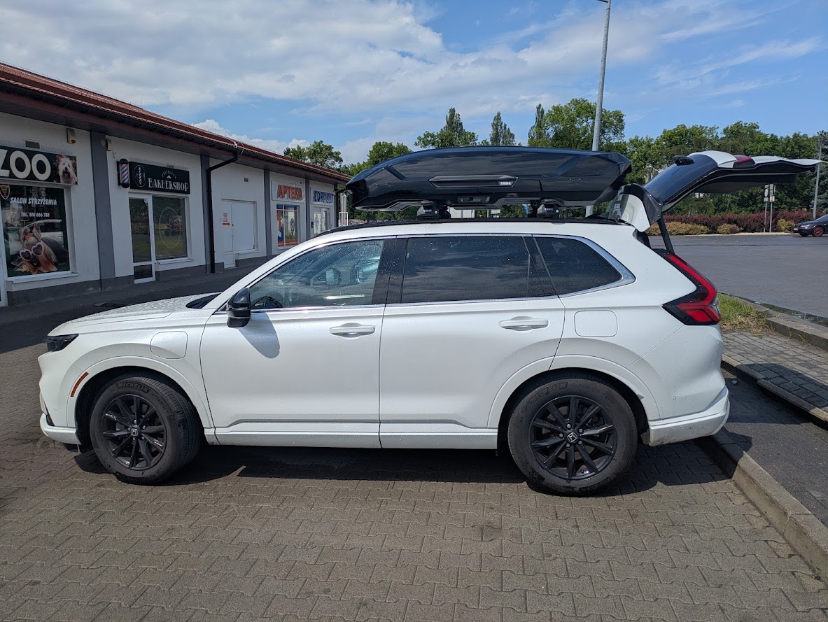 Honda CR-V z otwartą tylną klapą i boxem dachowym Thule Motion 3 L