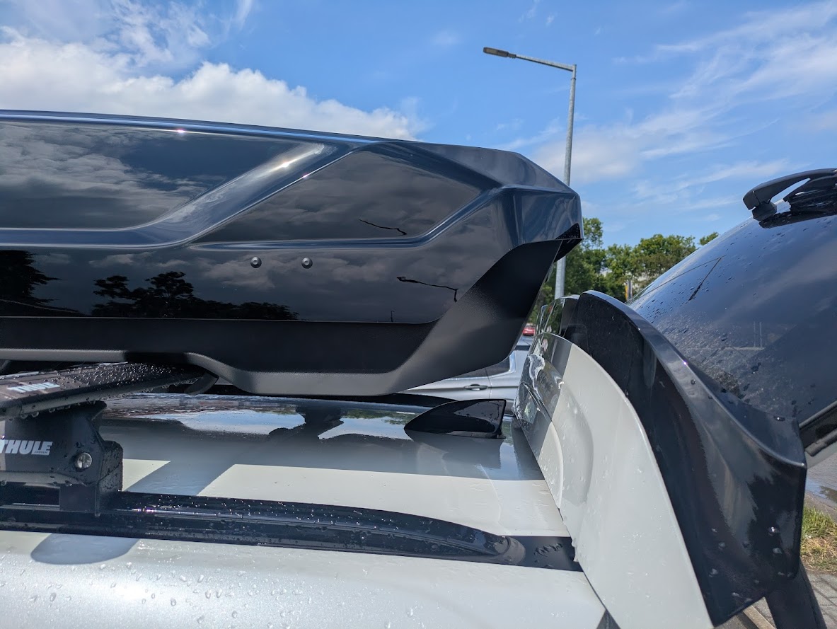 Odległość między boxem Thule Motion 3 L a otwartą klapą Honda CR-V