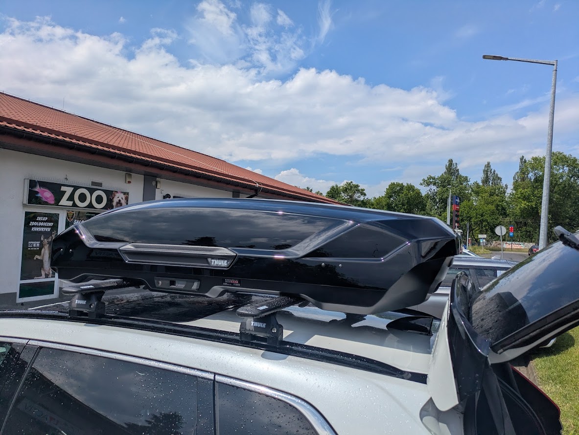 Test otwierania klapy bagażnika Honda CR-V z boxem dachowym Thule Motion 3 L