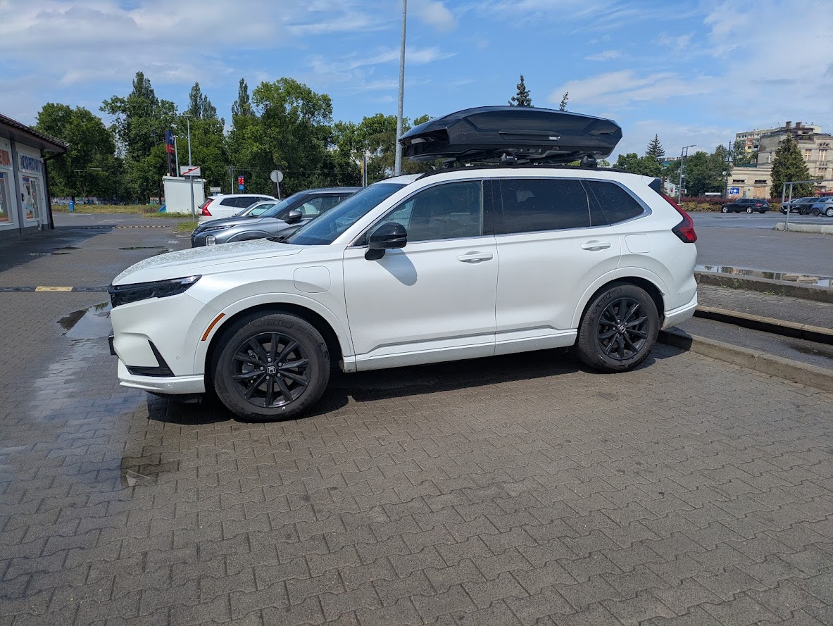 Czarne belki Thule WingBar Edge zamontowane na białej Hondzie CR-V 2023
