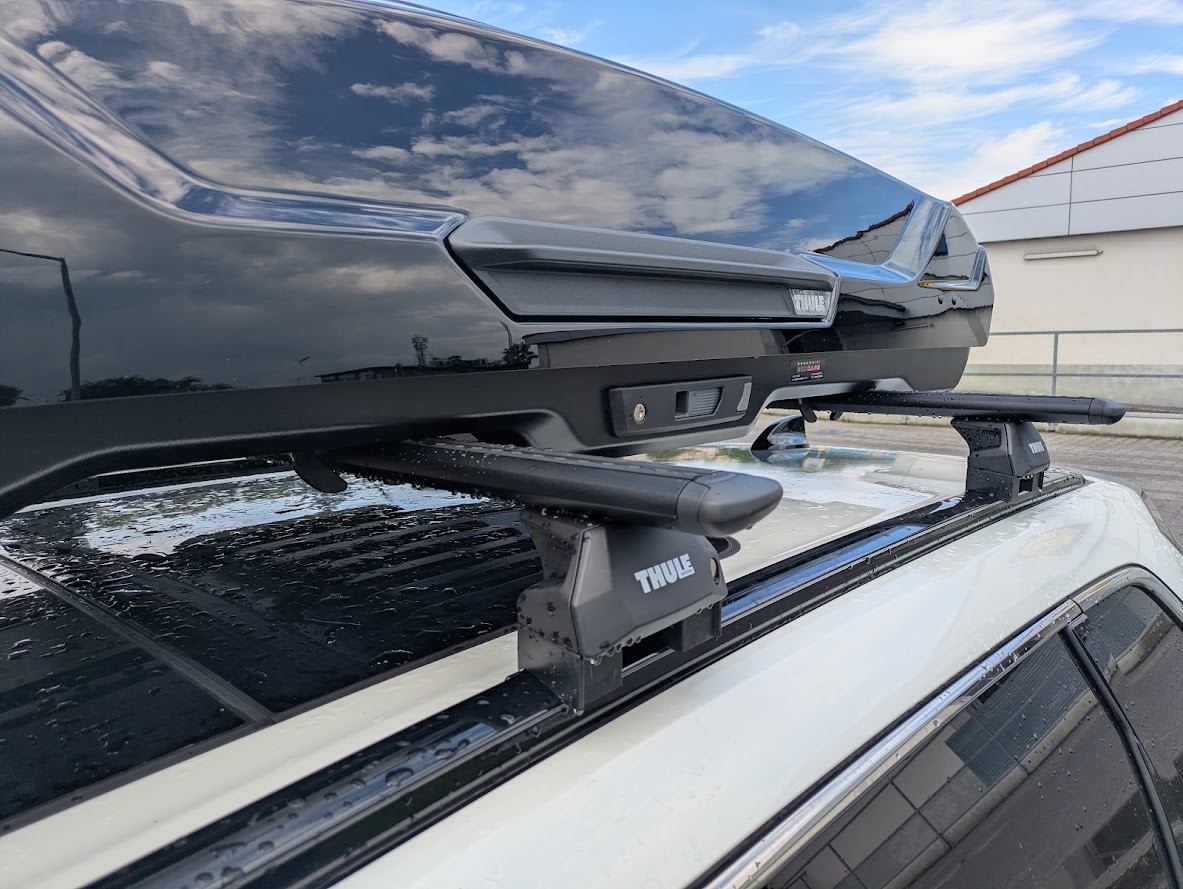 Honda CR-V 2023 z kompletem Thule WingBar Black i Thule Motion 3 L Boxcars Łódź