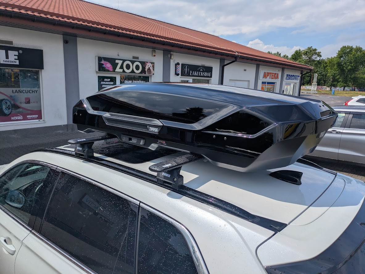 Honda CR-V z boxem dachowym Thule Motion 3 L i bagażnikiem Thule WingBar Edge